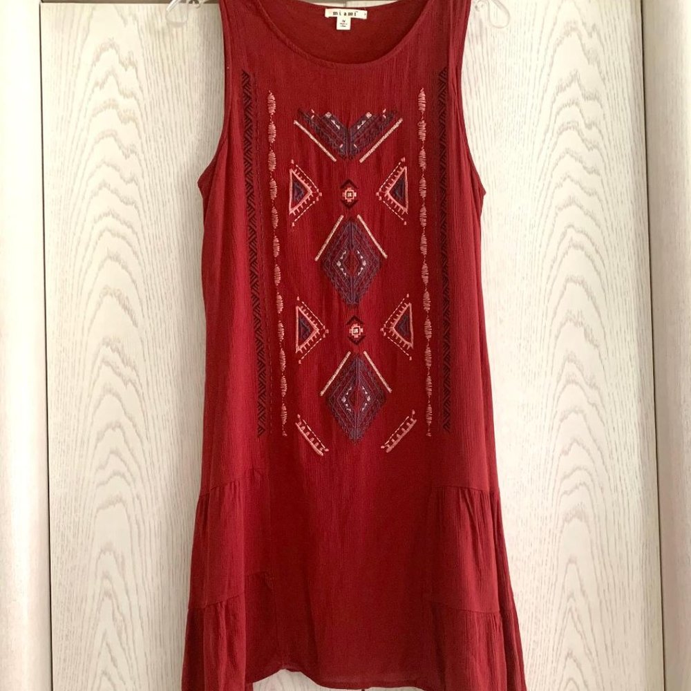 mi ami Sleeveless dress w/embroidered detail.